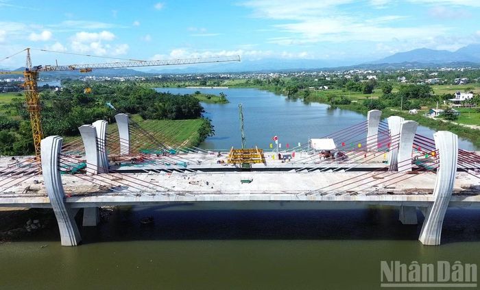 Cầu số 2 có hệ thống dây văng gồm 8 trụ tháp cao 12m. (Ảnh: HIỂN CỪ)