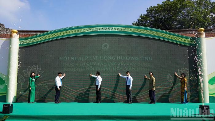 Các đại biểu nhấn nút phát động thi đua hưởng ứng thực hiện Quy tắc ứng xử. (Ảnh: GIANG NAM)