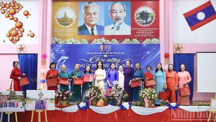 Trao tặng 50 bộ áo dài cho các nữ thành viên Hội Cựu lưu học sinh Lào từng học tập tại Việt Nam. (Ảnh: TRỊNH DŨNG)