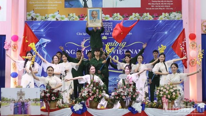 Một tiết mục văn nghệ đặc sắc tại chương trình do các em học sinh Trường song ngữ Lào-Việt Nam Nguyễn Du thực hiện. (Ảnh: TRỊNH DŨNG)