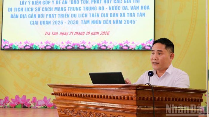 Chủ tịch Ủy ban nhân dân xã Trà Tân Lê Minh Chiến phát biểu tại hội thảo. (Ảnh: QUÂN VẠN)