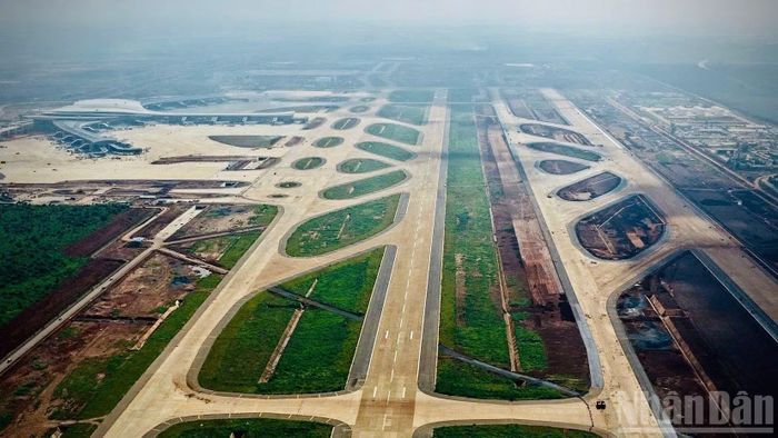 Sân bay Long Thành xây dựng với diện tích 5.000ha tại phường Long Thành, thành phố Đồng Nai. Dự án có tổng mức đầu tư khái toán là hơn 16 tỷ USD, chia thành ba giai đoạn. Trong đó, giai đoạn 1 là hơn 5,4 tỷ USD, với công suất 25 triệu hành khách/năm và 1,2 triệu tấn hàng hóa/năm. Sau gần 6 năm kể từ ngày khởi công, dự kiến sân bay Long Thành sẽ hoàn thành cuối năm 2026.