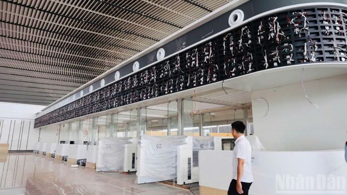 Các hạng mục bên trong nhà ga bước vào giai đoạn hoàn thiện.