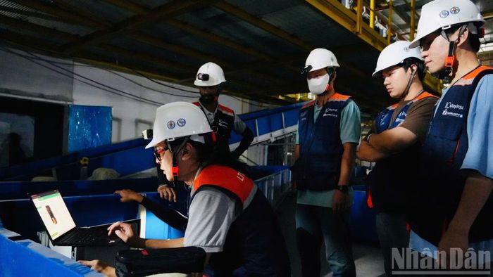 Đội ngũ cán bộ, kỹ sư kiểm tra các thiết bị vận hành sau khi lắp đặt ở nhà ga hành khách.