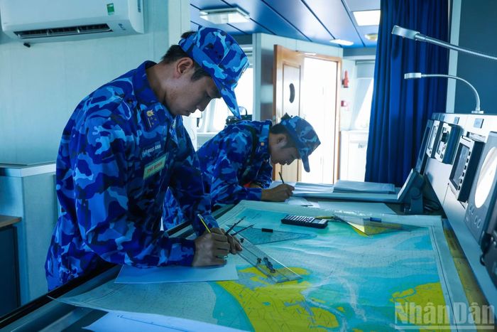 Tiến hành tác nghiệp trên hải đồ khi tàu đi biển. (Ảnh: THẾ ĐẠI)
