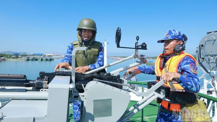 Thực hiện tình huống đối hải khi đi biển. (Ảnh: THẾ ĐẠI)