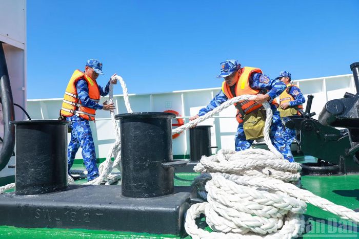 Công tác làm dây khi tàu rời bến được thực hiện thuần thục. (Ảnh: THẾ ĐẠI)