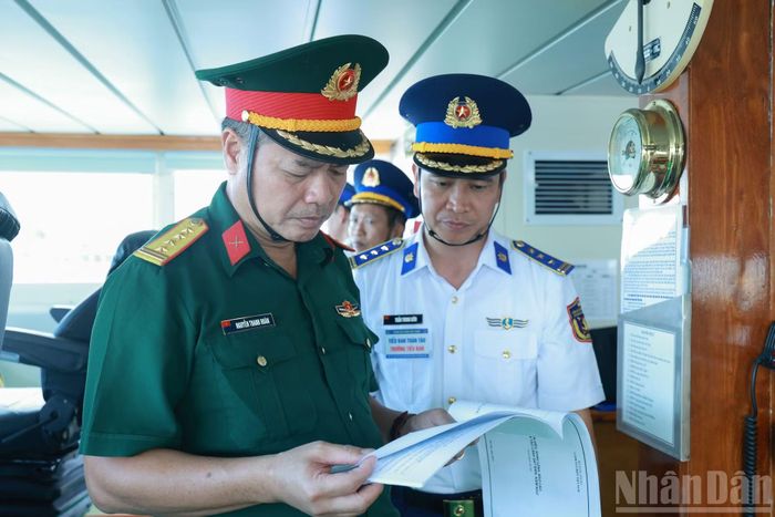 Cán bộ Cục Quân huấn, nhà trường, Bộ Tổng Tham mưu Quân đội nhân dân Việt Nam kiểm tra công tác tổ chức hội thi, hội thao. (Ảnh: THẾ ĐẠI)