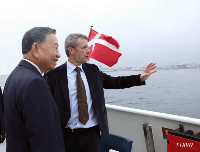Nhà vua Đan Mạch Frederik X giới thiệu với Tổng Bí thư, Chủ tịch nước Tô Lâm về dự án đảo nhân tạo Lynetteholm trong hành trình trên tàu ra thăm đảo. (Ảnh: TTXVN)