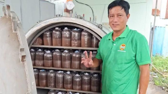 Nông dân Trần Thanh Ngàn đưa phôi nấm vào lò hấp khử trùng. (Ảnh: CTV)