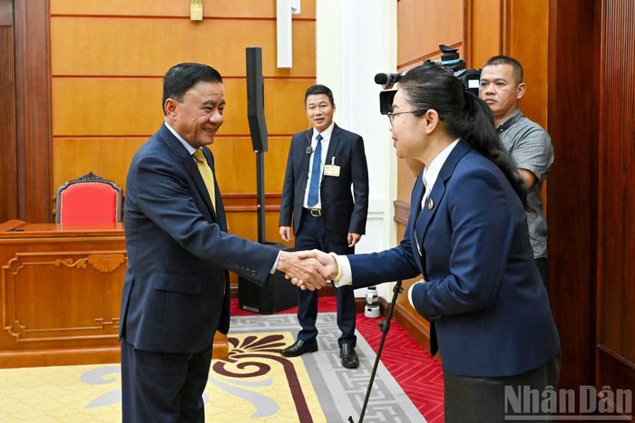  Thường trực Ban Bí thư Trần Cẩm Tú với các thành viên tháp tùng Bí thư Trung ương Đoàn Thanh niên Nhân dân Cách mạng Lào﻿ Thongly Sisoulith tại cuộc tiếp. 