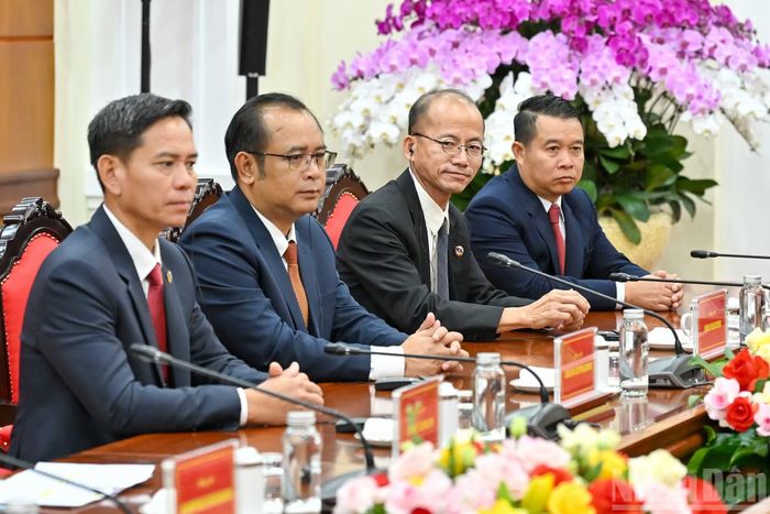 Các đại biểu tháp tùng Bí thư Trung ương Đoàn Thanh niên Nhân dân Cách mạng Lào Thongly Sisoulith dự cuộc tiếp.