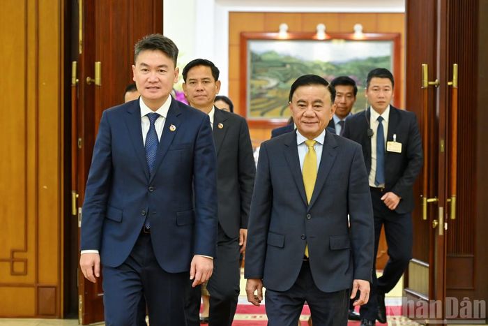 Thường trực Ban Bí thư Trần Cẩm Tú và Bí thư Trung ương Đoàn Thanh niên Nhân dân Cách mạng Lào Thongly Sisoulith sau cuộc tiếp.