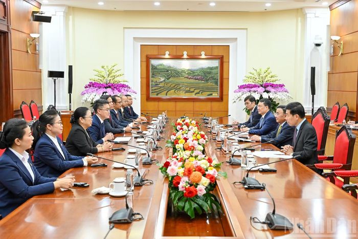 Thường trực Ban Bí thư Trần Cẩm Tú tiếp Đoàn đại biểu Trung ương Đoàn Thanh niên Nhân dân Cách mạng Lào do Bí thư Trung ương Đoàn Thanh niên Nhân dân Cách mạng Lào Thongly Sisoulith làm Trưởng đoàn.