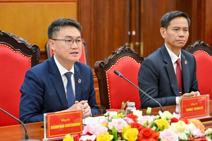 Bí thư Trung ương Đoàn Thanh niên Nhân dân Cách mạng Lào Thongly Sisoulith phát biểu tại cuộc tiếp.