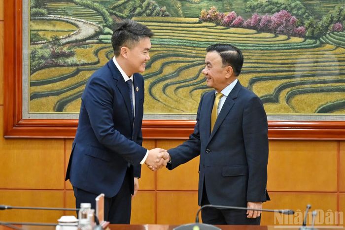 Thường trực Ban Bí thư Trần Cẩm Tú và Bí thư Trung ương Đoàn Thanh niên Nhân dân Cách mạng Lào Thongly Sisoulith tại cuộc tiếp.