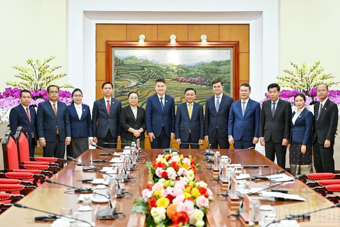Thường trực Ban Bí thư Trần Cẩm Tú và Bí thư Trung ương Đoàn Thanh niên Nhân dân Cách mạng Lào Thongly Sisoulith với các đại biểu tham dự cuộc tiếp.