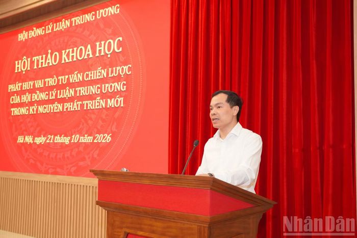 Đồng chí Nguyễn Mạnh Hùng định hướng các nội dung thảo luận tại hội thảo. (Ảnh: HẢI ĐĂNG)