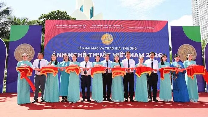 Các đại biểu cắt băng khai mạc triển lãm. (Ảnh: Ban tổ chức)
