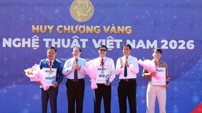 Trao huy chương Vàng cho 3 tác giả đạt thành tích cao nhất. (Ảnh: Ban tổ chức)