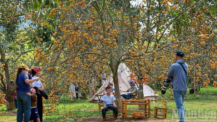 Du khách chờ tới lượt tại một góc chụp được yêu thích.
