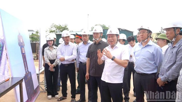 Phó Thủ tướng Lê Tiến Châu kiểm tra dự án Trường Chính trị Lê Duẩn. (Ảnh: HM)