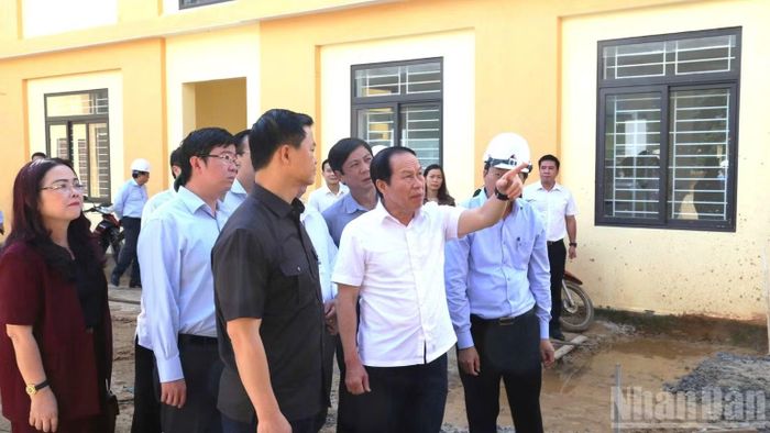 Tại Trường nội trú tiểu học và trung học cơ sở Đakrông, Thủ tướng Chính phủ đề nghị địa phương cần chú ý nâng cao chất lượng bữa ăn cho học sinh. (Ảnh: HG)