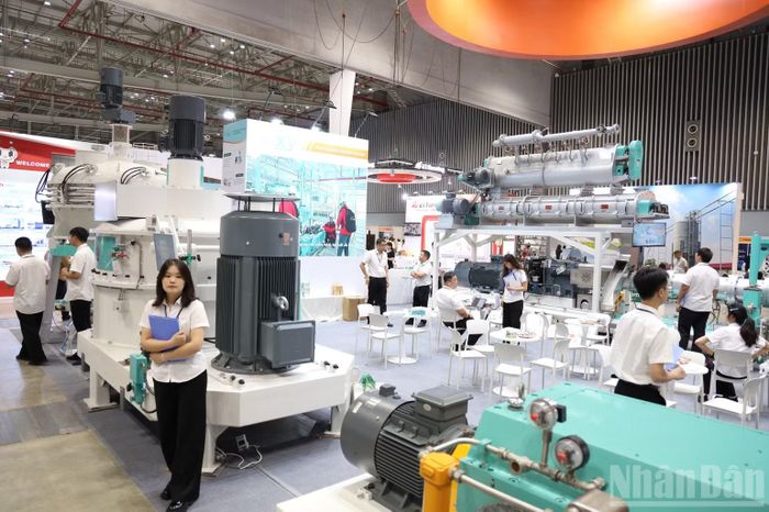 Nhiều công nghệ, giải pháp cho ngành chăn nuôi được các đơn vị giới thiệu tại triển lãm. (Ảnh: QUANG QUÝ)