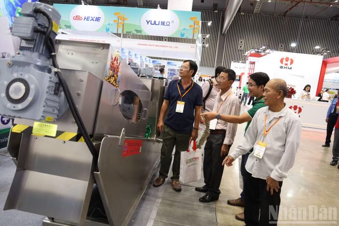 Nông dân tỉnh Đồng Tháp tham quan, tìm hiểu các công nghệ dùng trong chăn nuôi. (Ảnh: QUANG QUÝ)