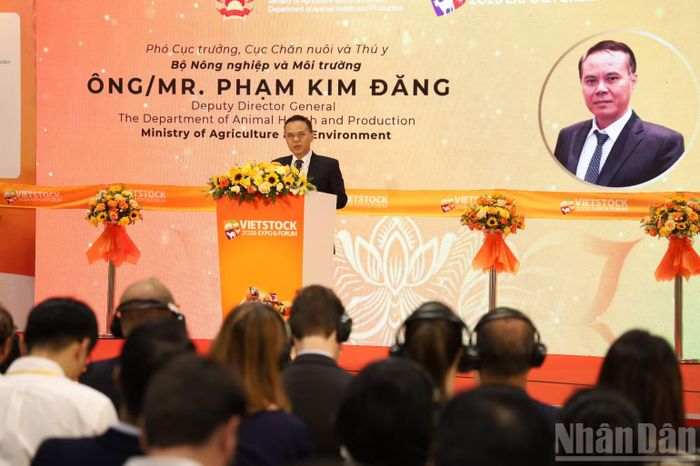 Ông Phạm Kim Đăng, Phó Cục trưởng Cục Chăn nuôi và Thú y, Bộ Nông nghiệp và Môi trường phát biểu tại triển lãm. (Ảnh: QUANG QUÝ)