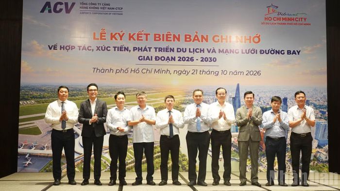 Các đại biểu chúc mừng lễ ký kết thành công. (Ảnh: LINH BẢO)