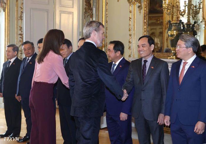 Nhà vua Đan Mạch Frederik X và Hoàng hậu Mary chia tay Đoàn cấp cao Việt Nam. (Ảnh: Thống Nhất/TTXVN)
