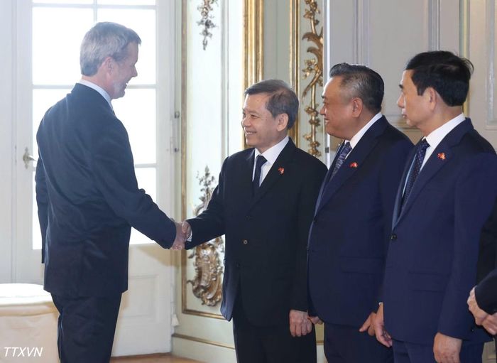 Nhà vua Đan Mạch Frederik X chia tay Đoàn cấp cao Việt Nam. (Ảnh: Thống Nhất/TTXVN)