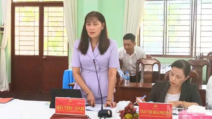 Đồng chí Hồ Thu Ánh, Bí thư Đảng ủy xã Vị Thủy phát biểu kiến nghị. (Ảnh: VĂN ÚT)