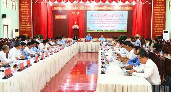 Quang cảnh buổi làm việc. (Ảnh: VĂN ÚT)