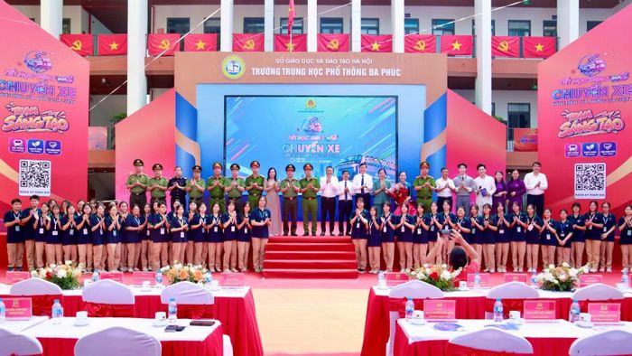 Các đại biểu và các em học sinh tham dự tiết học tại Trường trung học phổ thông Đa Phúc. (Ảnh: Công an Hà Nội)
