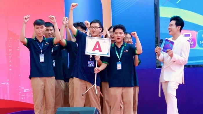 Các em học sinh tham gia các trò chơi tìm hiểu pháp luật về phòng, chống ma túy. (Ảnh: Công an Hà Nội)