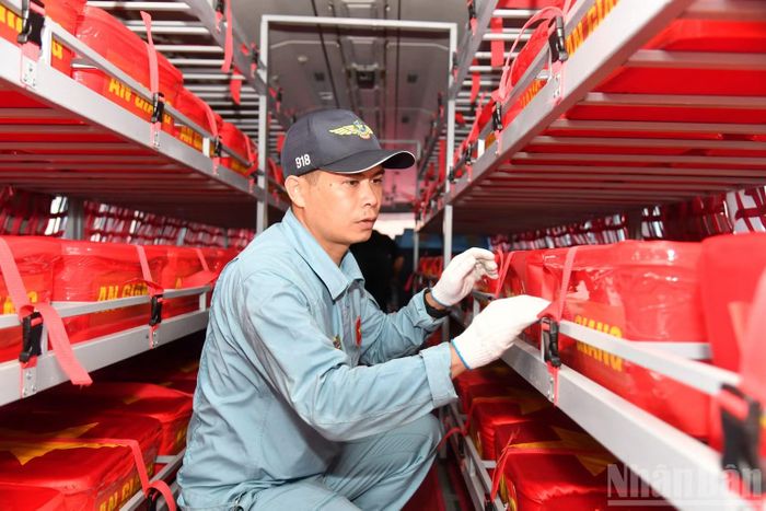 Thành viên Tổ bay sắp xếp mẫu sinh phẩm.