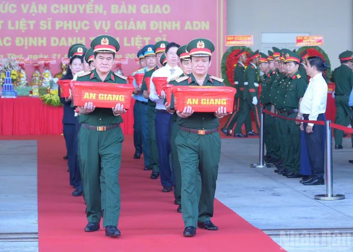  Thủ trưởng Tư lệnh Quân khu đưa mẫu sinh phẩm hài cốt liệt sĩ lên máy bay. 
