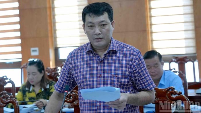 Giám đốc Sở Nội vụ tỉnh Cà Mau Nguyễn Minh Nhứt trình bày báo cáo chuyên đề về xây dựng cơ sở dữ liệu trên địa bàn tỉnh Cà Mau. (Ảnh: HỮU TÙNG)