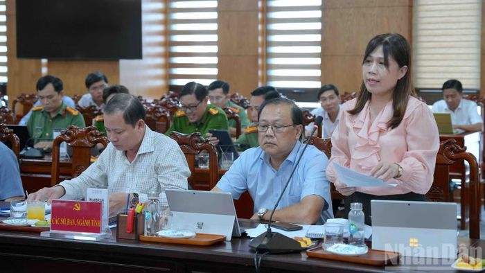 Phó Chánh Văn phòng Ủy ban nhân dân tỉnh Cà Mau Lê Thị Kim Chung (đứng) báo cáo chuyên đề về cơ sở dữ liệu tại hội nghị. (Ảnh: HỮU TÙNG)