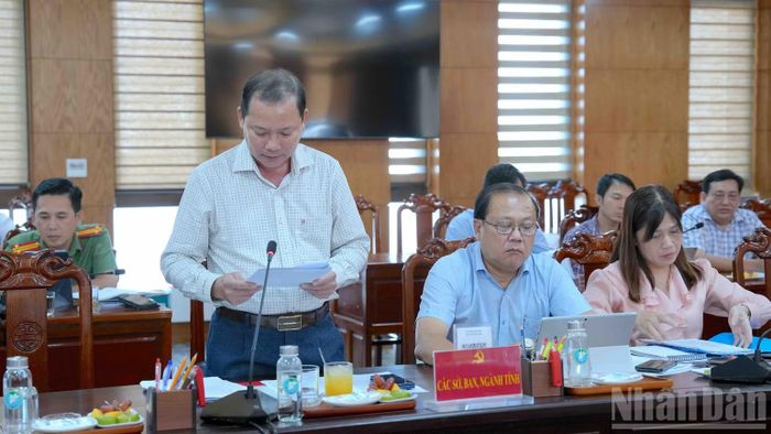 Đại tá Trần Văn Thi, Phó Giám đốc Công an tỉnh Cà Mau (đứng) báo cáo tình hình đồng bộ dữ liệu thuộc ngành, lĩnh vực phụ trách. (Ảnh: HỮU TÙNG)