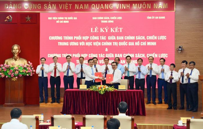 Các đồng chí Ủy viên Bộ Chính trị: Nguyễn Thanh Nghị, Bí thư Trung ương Đảng, Trưởng Ban Chính sách, chiến lược Trung ương; Đoàn Minh Huấn, Giám đốc Học viện Chính trị quốc gia Hồ Chí Minh ký kết Chương trình phối hợp giữa Ban Chính sách, chiến lược Trung ương và Học viện Chính trị quốc gia Hồ Chí Minh.