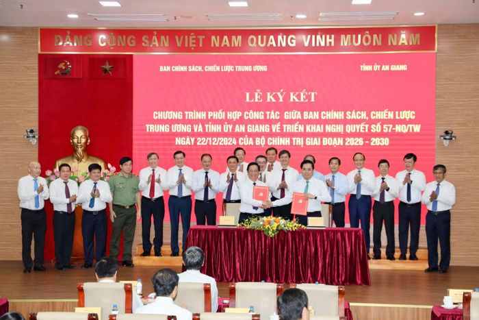Đại diện lãnh đạo Ban Chính sách, chiến lược Trung ương và Tỉnh ủy An Giang ký kết Chương trình phối hợp.