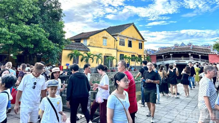 Du khách tham quan Hội An. (Ảnh: ANH ĐÀO)