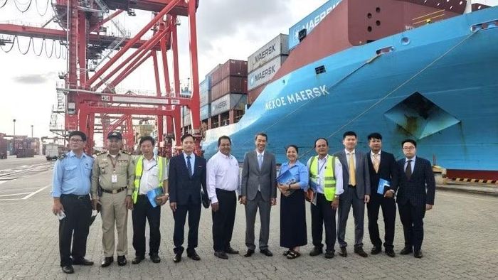 Đoàn Tổng Lãnh sự quán Việt Nam tại Sihanoukville chụp ảnh lưu niệm cùng lãnh đạo Cảng tự trị Sihanoukville. (Ảnh: CTV)