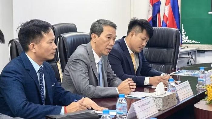 Tổng Lãnh sự Việt Nam tại Sihanoukville Nguyễn Trung Hiếu (giữa) phát biểu ý kiến tại buổi làm việc với lãnh đạo Quân cảng Ream. (Ảnh: CTV)