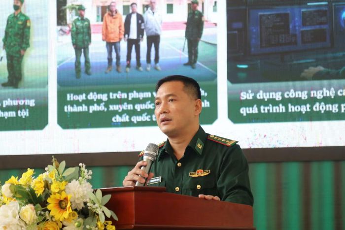 Đại diện Ban Chỉ huy Bộ đội biên phòng Lạng Sơn trao đổi tại sự kiện. (Ảnh: VI TOÀN)