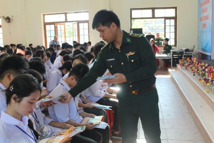 Bộ đội Biên phòng Lạng Sơn phát tờ rơi cho các học sinh. (Ảnh: VI TOÀN)