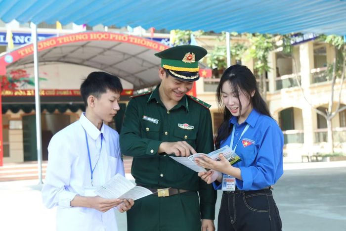 Chiến sĩ Bộ đội Biên phòng tại Đồn Ba Sơn hướng dẫn cho đoàn viên và học sinh. (Ảnh: VI TOÀN)